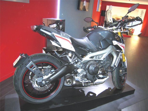 Verplaatste ACCESS DESIGN kentekenhouder  zwart  met plaat over het wiel Yamaha MT-09 Tracer